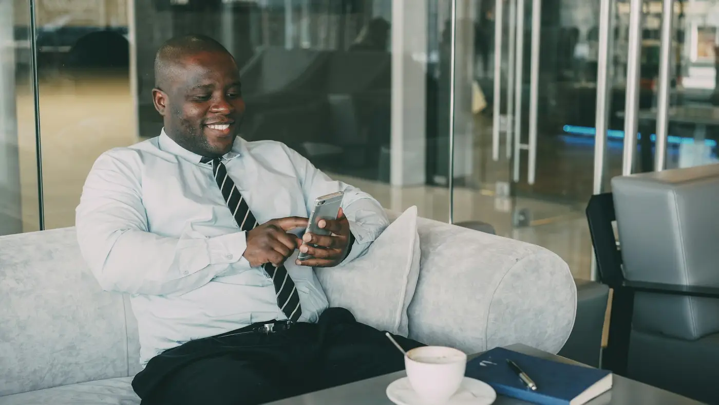 Cadre en chemise et cravate dans un bureau