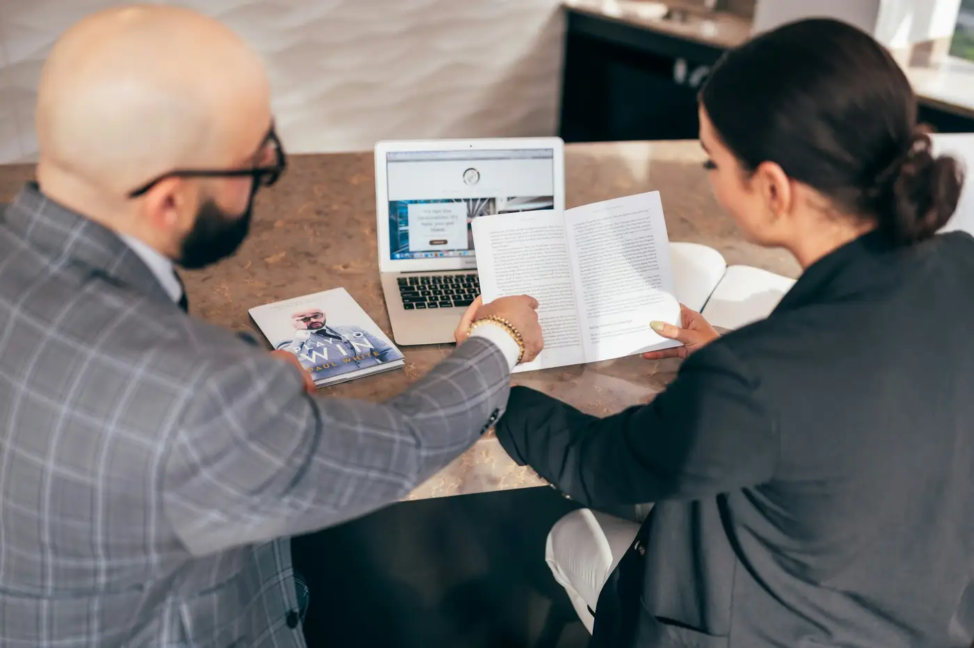 Rendez-vous de travail autour de documents et d'un ordinateur