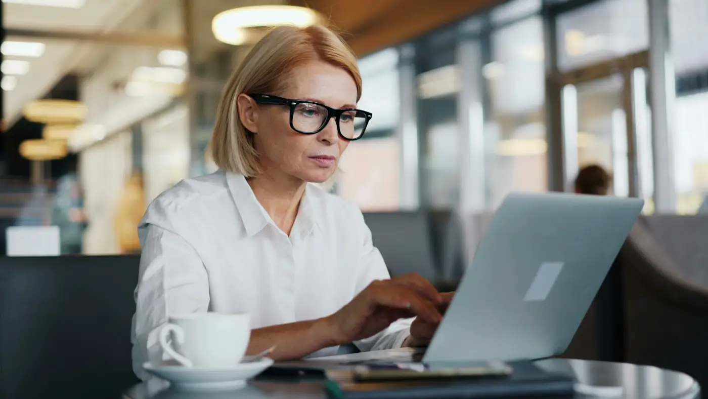 Gestionnaire travaillant sur son ordinateur dans un bureau