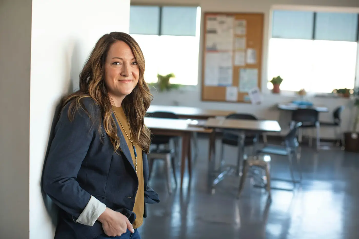 Professionnelle souriante en blazer dans un bureau