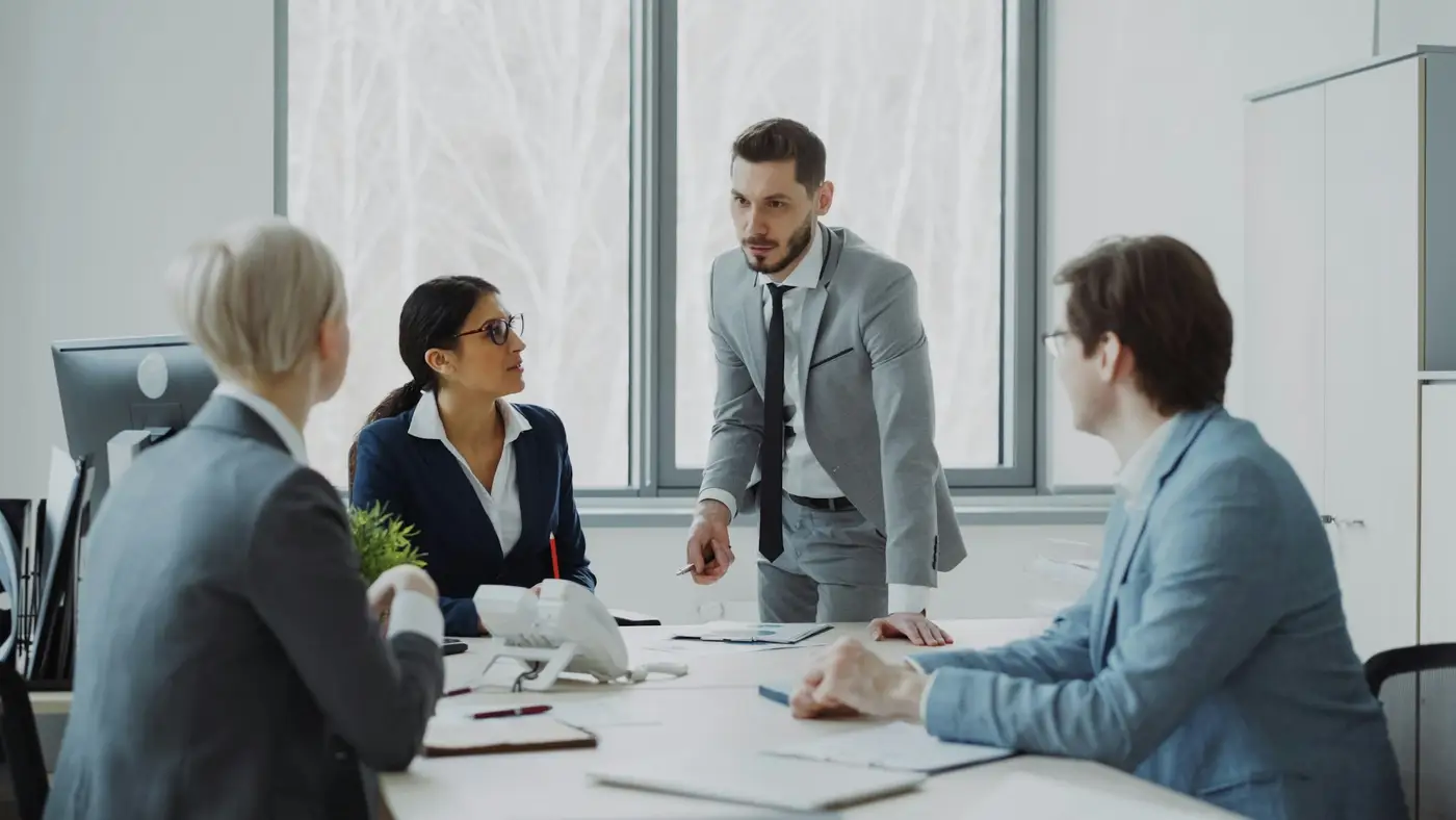 Réunion d'équipe autour d'une table dans une entreprise