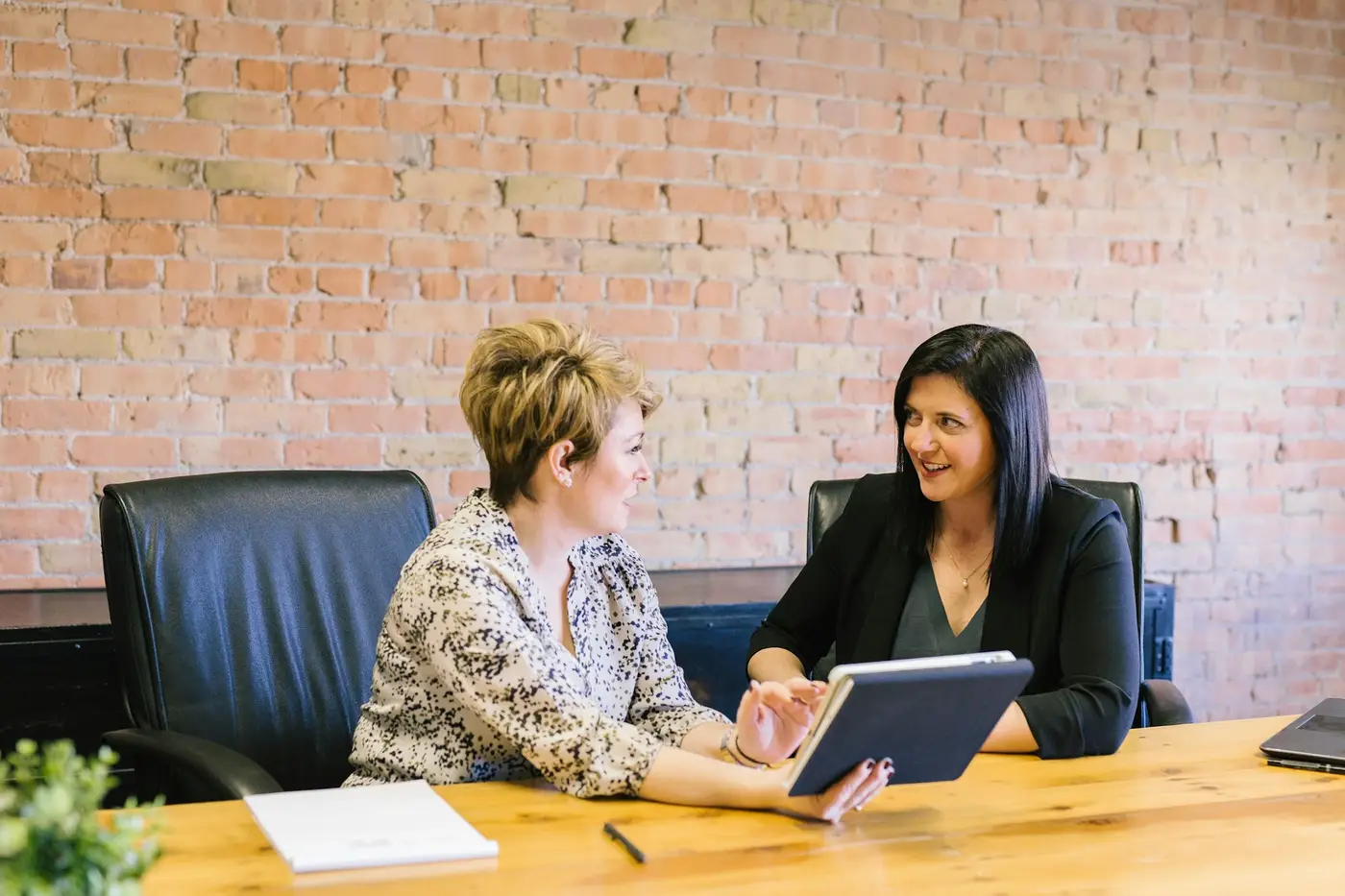 Deux femmes en rendez-vous de travail dans un bureau