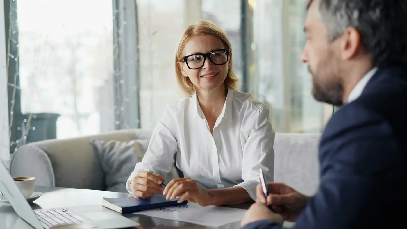Professionnels réunis autour d'un ordinateur pour un point de travail
