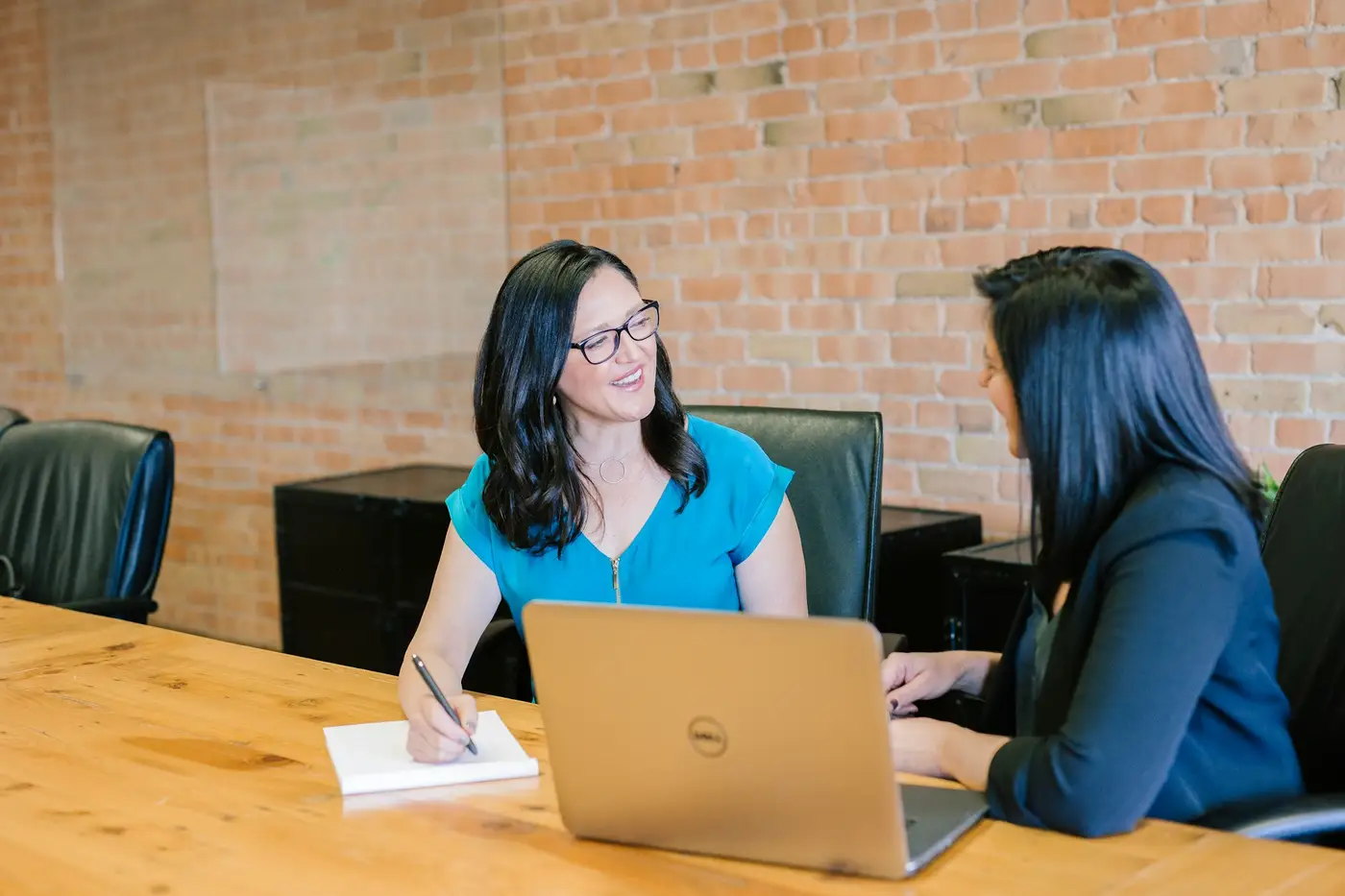 Professionnels réunis autour d'un ordinateur pour un point de travail