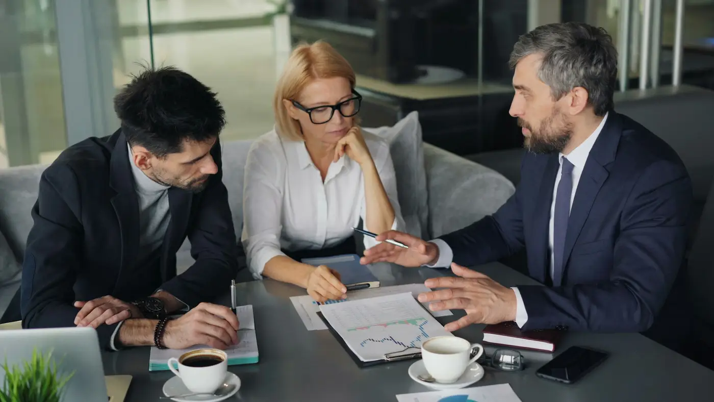 Réunion de travail autour d'une table