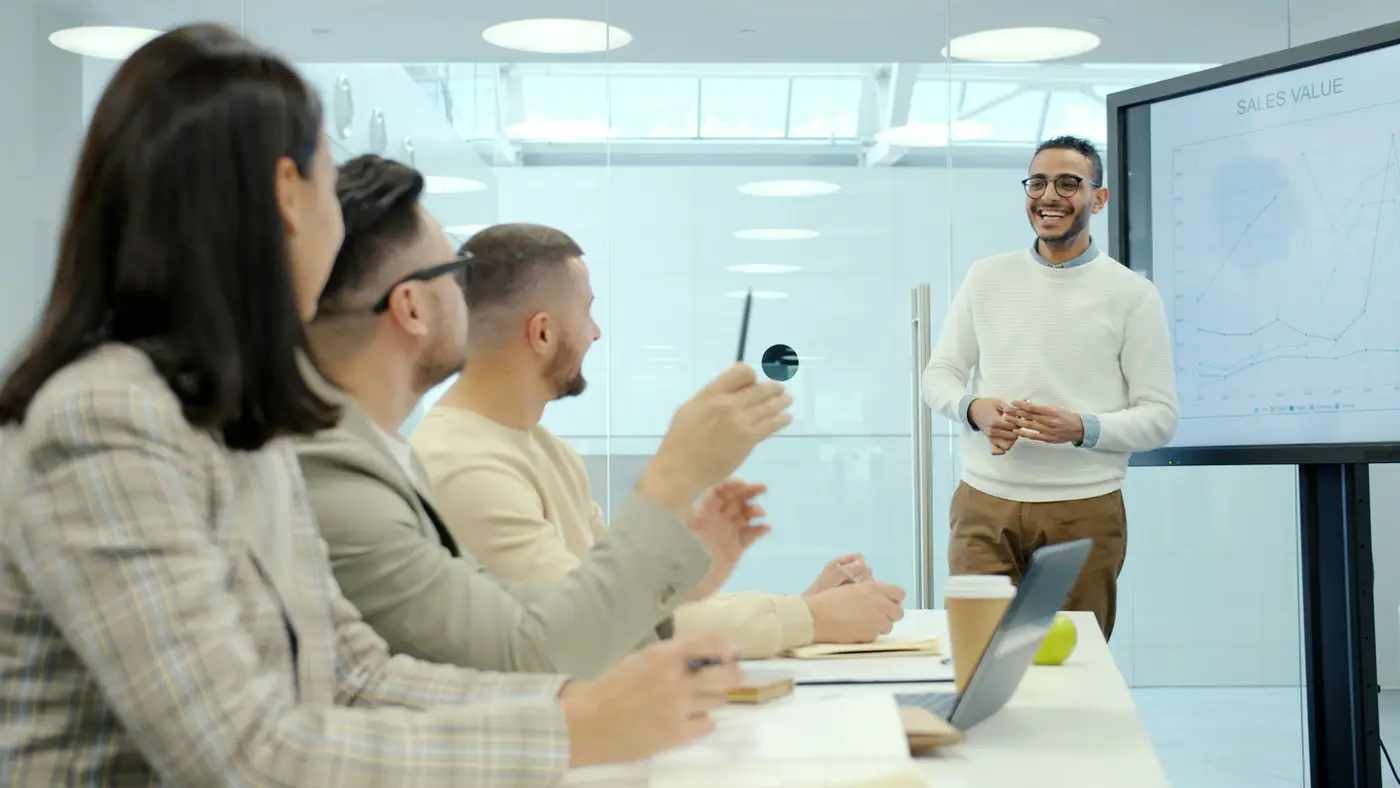 Session de formation en salle avec un groupe de professionnels